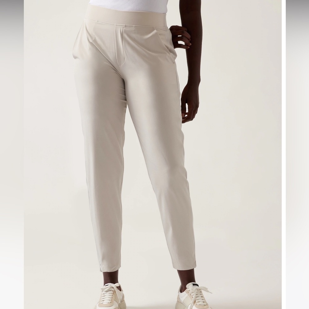 ATHLETA women’s BROOKLYN Ankle pant cream color lightweight slim leg / stretch 8